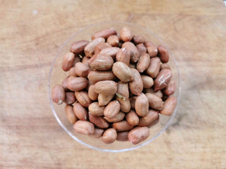 Làm lạc rang muối dùng dầu nóng hay lạnh, nhiều người làm sai khiến lạc bị cháy và nhanh ỉu-2