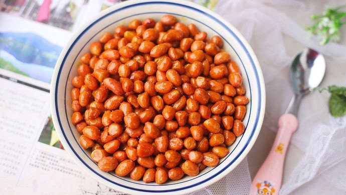 Làm lạc rang muối dùng dầu nóng hay lạnh, nhiều người làm sai khiến lạc bị cháy và nhanh ỉu-4