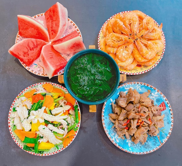 Mẹ đảm Hà Nội với mâm cơm rực rỡ sắc màu hấp dẫn, nguyên liệu đơn giản nhưng biến tấu ngon miệng, đẹp mắt-11