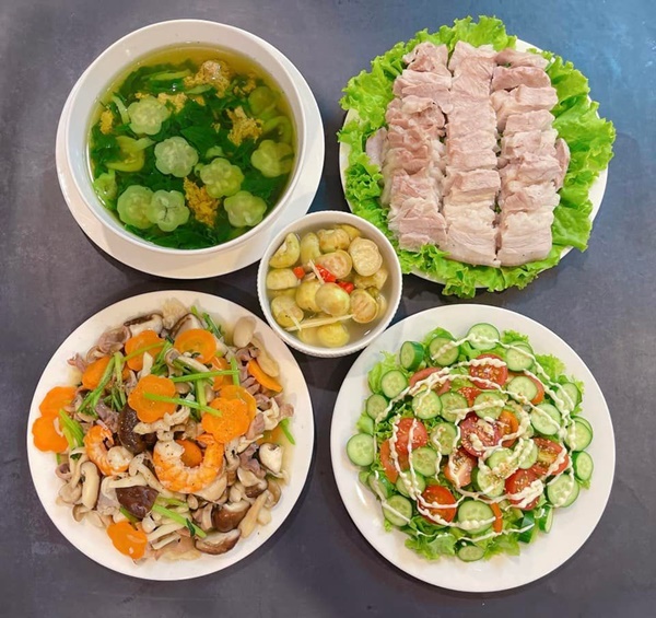 Mẹ đảm Hà Nội với mâm cơm rực rỡ sắc màu hấp dẫn, nguyên liệu đơn giản nhưng biến tấu ngon miệng, đẹp mắt-9