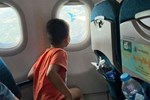 Màn ''giao dịch'' của cậu bé lần đầu đi máy bay không được ngồi gần cửa sổ gây sốt