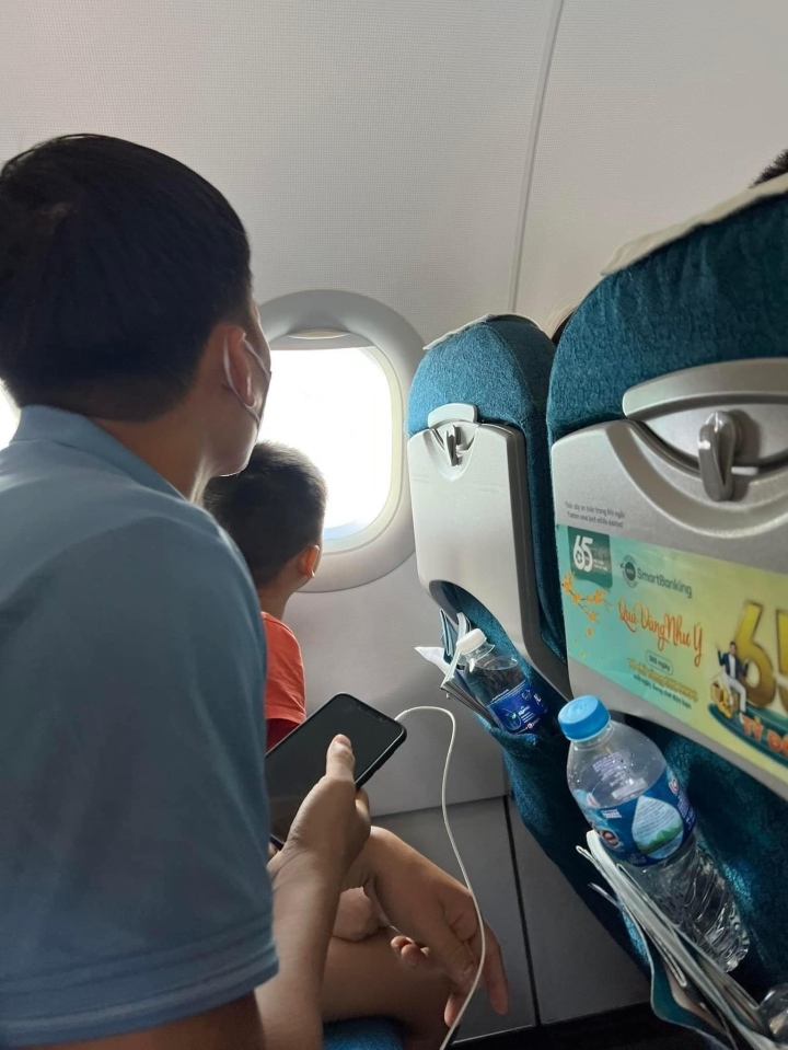 Màn giao dịch của cậu bé lần đầu đi máy bay không được ngồi gần cửa sổ gây sốt-1