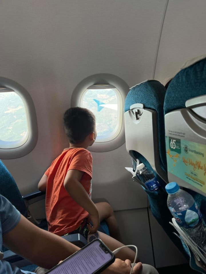 Màn giao dịch của cậu bé lần đầu đi máy bay không được ngồi gần cửa sổ gây sốt-2