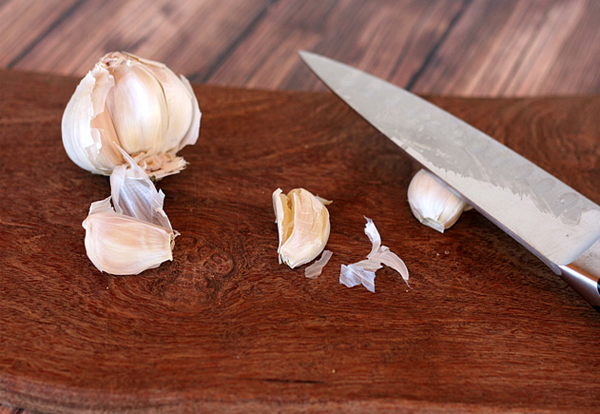 4 cách lột vỏ tỏi cực nhanh, không sợ hôi tay-1