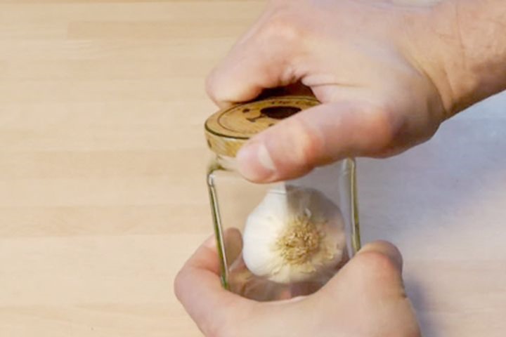 4 cách lột vỏ tỏi cực nhanh, không sợ hôi tay-2