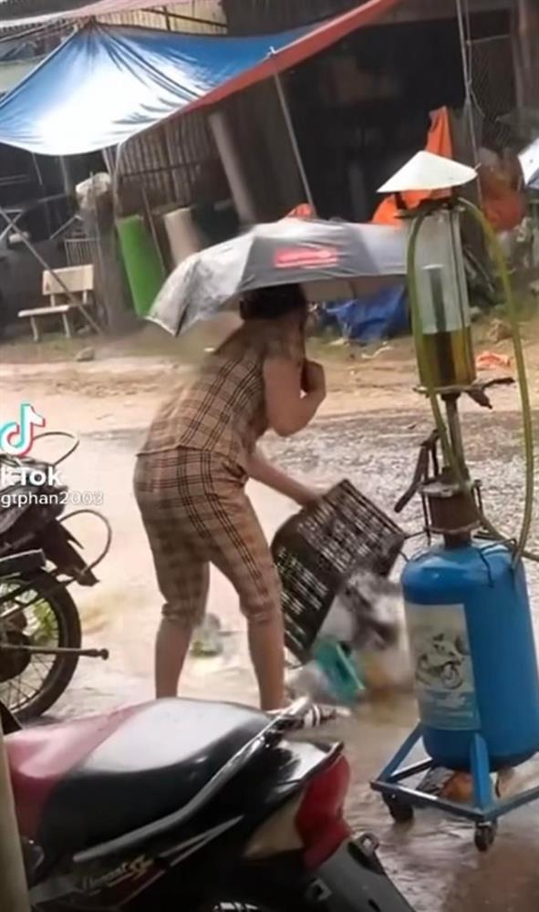 Clip người phụ nữ thản nhiên đổ rác xuống dòng nước dưới đường gây phẫn nộ-1