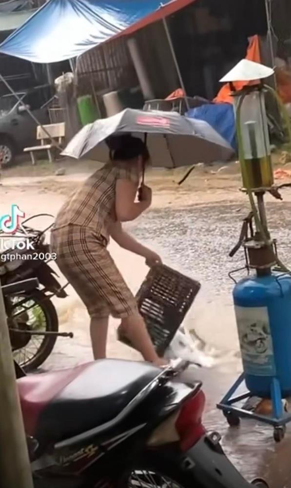 Clip người phụ nữ thản nhiên đổ rác xuống dòng nước dưới đường gây phẫn nộ-2