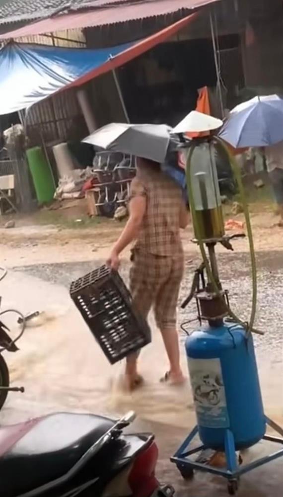 Clip người phụ nữ thản nhiên đổ rác xuống dòng nước dưới đường gây phẫn nộ-3