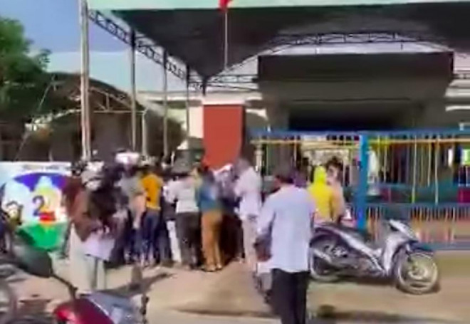 Phụ huynh vứt dép, chen nhau chạy vào trường đăng ký học cho con-1