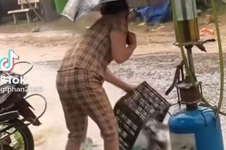 Clip người phụ nữ thản nhiên đổ rác xuống dòng nước dưới đường gây phẫn nộ