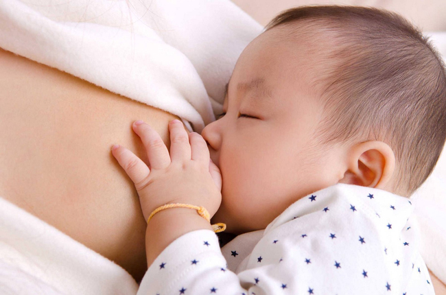 Có phải sữa mẹ loãng và hết dưỡng chất khi trẻ trên 1 tuổi?-1