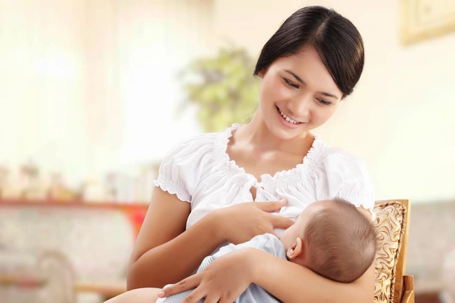 Có phải sữa mẹ loãng và hết dưỡng chất khi trẻ trên 1 tuổi?-2