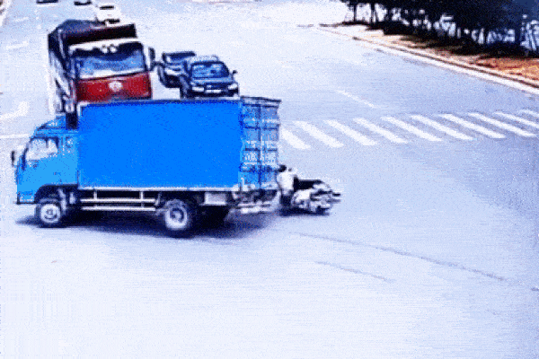 Hai cô gái táo tợn dàn cảnh trộm tiền khi nhân viên quán đứng ngay bên cạnh-1