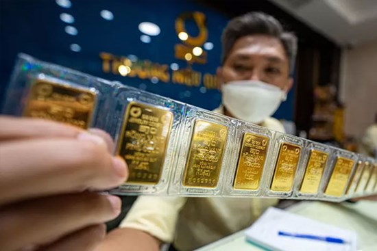 Giá vàng hôm nay 7/8: Sau cú vọt lên đỉnh, cuối tuần vàng lại mất giá