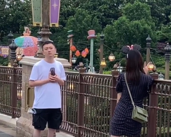 Muôn kiểu lăn xả dở khóc dở cười khi các chàng trai chụp ảnh cho nóc nhà-3