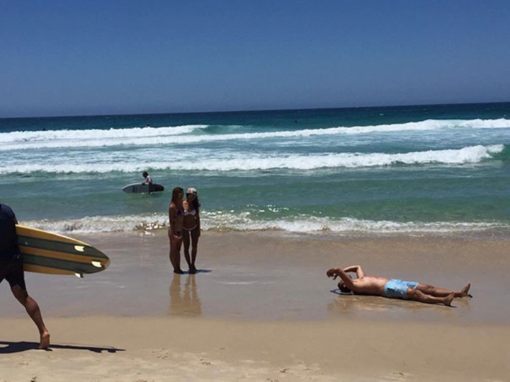 Muôn kiểu lăn xả dở khóc dở cười khi các chàng trai chụp ảnh cho nóc nhà-8