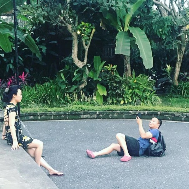 Muôn kiểu lăn xả dở khóc dở cười khi các chàng trai chụp ảnh cho nóc nhà-2