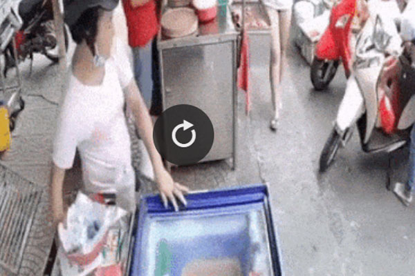 Video: Người đàn ông suýt xuống lỗ khi vào mua hàng điện thoại-1