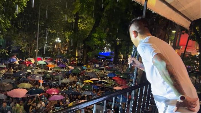 Hàng nghìn khán giả đội mưa đứng kín đường nghe Tuấn Hưng hát live ở ban công nhà riêng-1