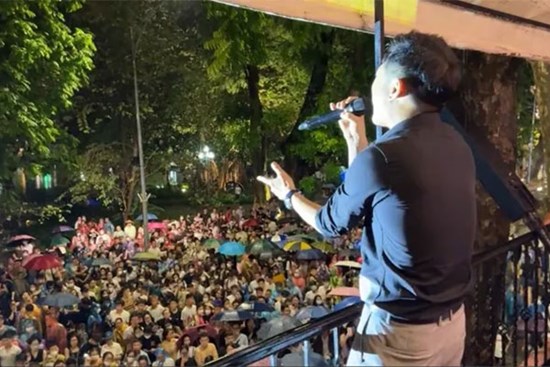 Hàng nghìn khán giả đội mưa đứng kín đường nghe Tuấn Hưng hát live ở ban công nhà riêng