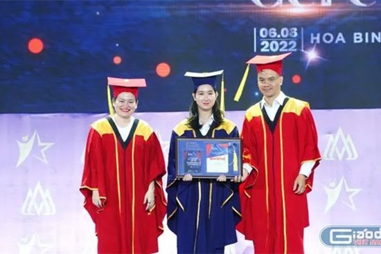 Tân cử nhân bị câm điếc và tấm lòng đáng ngưỡng mộ của người cha