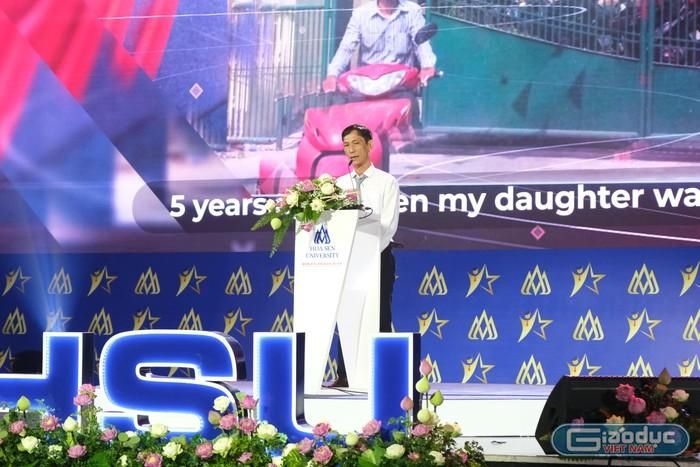 Tân cử nhân bị câm điếc và tấm lòng đáng ngưỡng mộ của người cha-1