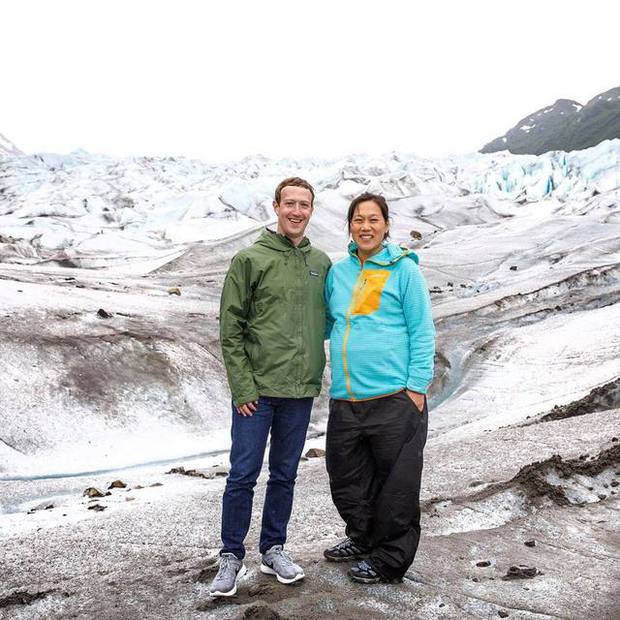 Cách tiêu tiền lạ lẫm của Mark Zuckerberg: Mua TV giảm giá để tiết kiệm dù sẵn sàng chi bộn tiền mua siêu xe và máy bay riêng-3