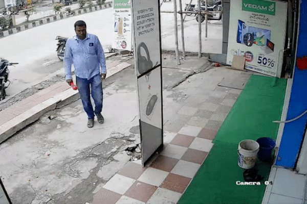 Video: Người đàn ông suýt 'xuống lỗ' khi vào mua hàng điện thoại