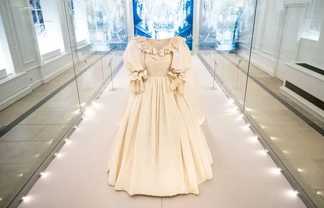 Những bí mật đằng sau chiếc váy cưới của Công nương Diana-5