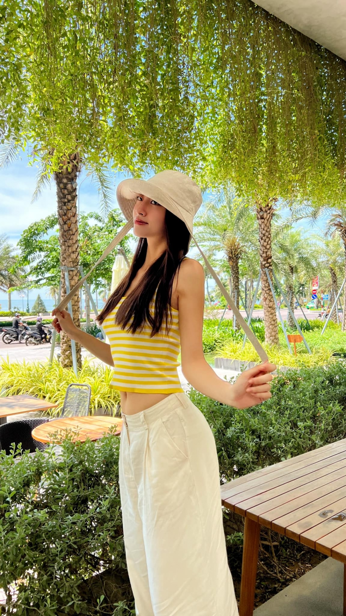 Gu thời trang đời thường của Hoa hậu Lương Thùy Linh: Giản đơn và cá tính-1