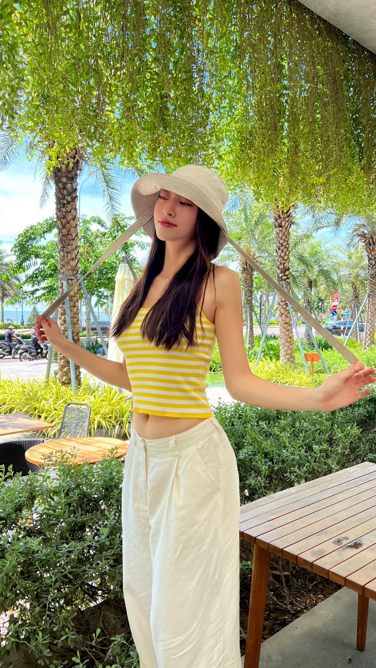 Gu thời trang đời thường của Hoa hậu Lương Thùy Linh: Giản đơn và cá tính-3