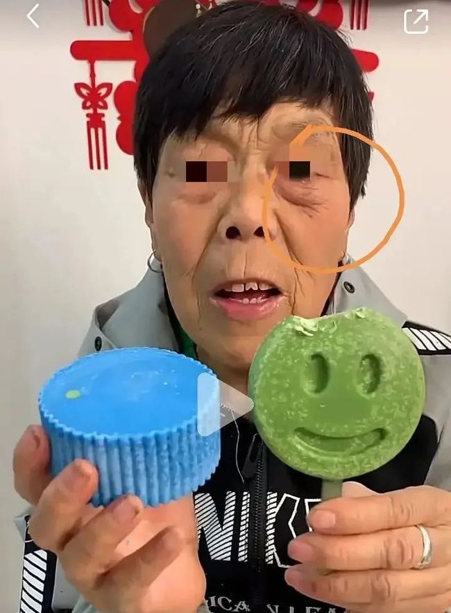 Bà cụ 94 tuổi trở thành công cụ livestream kiếm tiền cho con gái bóc trần thực trạng ăn bám kiểu mới trên mạng xã hội-8