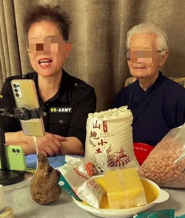 Bà cụ 94 tuổi trở thành công cụ livestream kiếm tiền cho con gái bóc trần thực trạng ăn bám kiểu mới trên mạng xã hội-3
