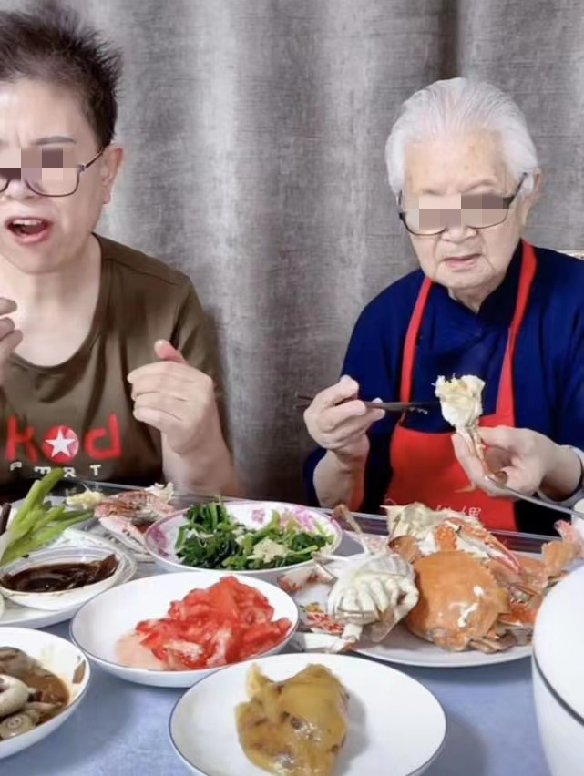 Bà cụ 94 tuổi trở thành công cụ livestream kiếm tiền cho con gái bóc trần thực trạng ăn bám kiểu mới trên mạng xã hội-1
