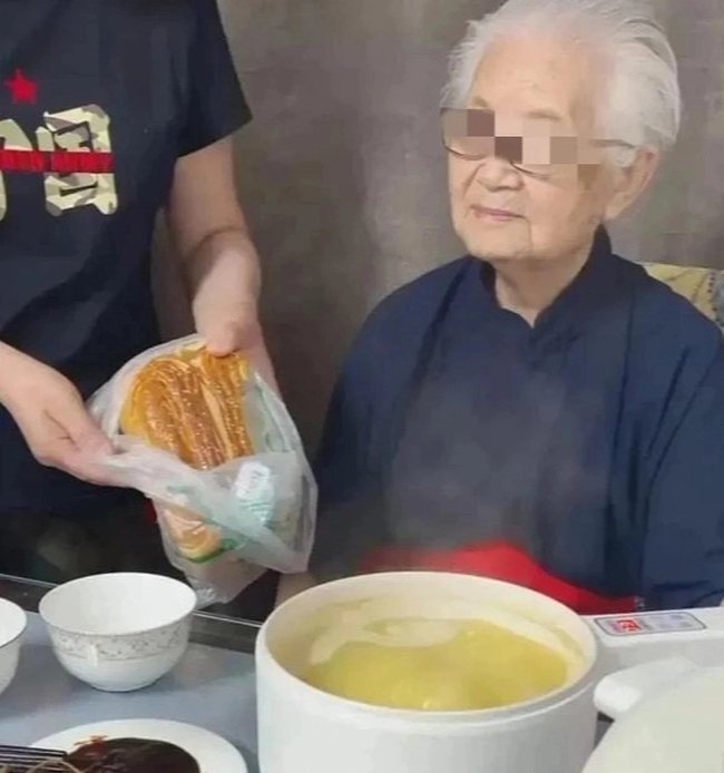 Bà cụ 94 tuổi trở thành công cụ livestream kiếm tiền cho con gái bóc trần thực trạng ăn bám kiểu mới trên mạng xã hội-4