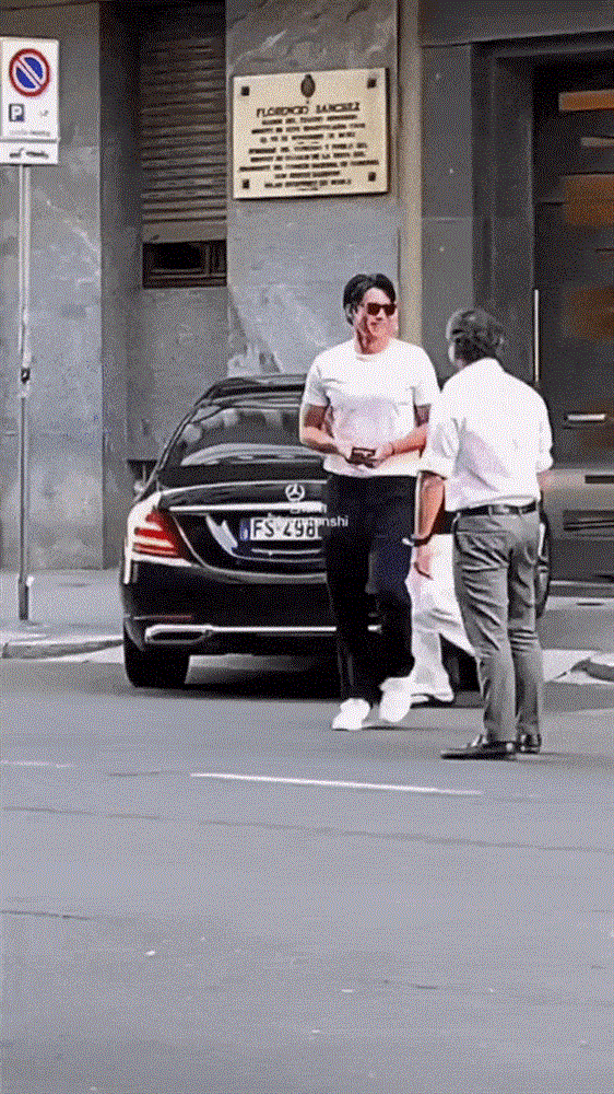 Tài tử Hyun Bin gây xôn xao đường phố nước Ý, ngoại hình phong độ hơn hẳn khi lên thiên chức-1