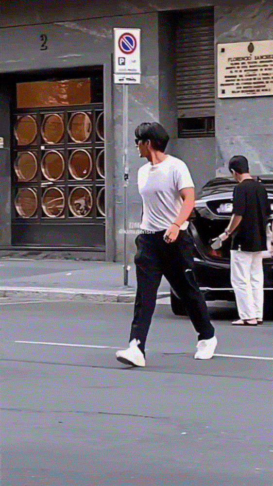 Tài tử Hyun Bin gây xôn xao đường phố nước Ý, ngoại hình phong độ hơn hẳn khi lên thiên chức-2