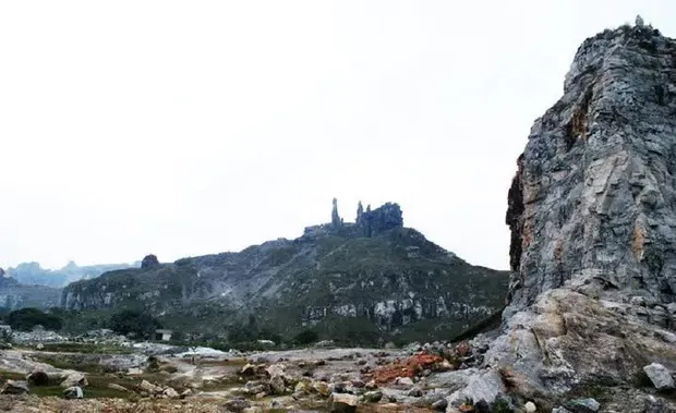 Hòn Vọng Phu ở Thanh Hóa bị sét đánh-2