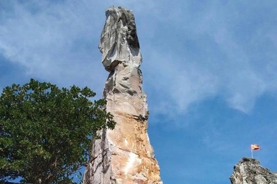 Hòn Vọng Phu ở Thanh Hóa bị sét đánh