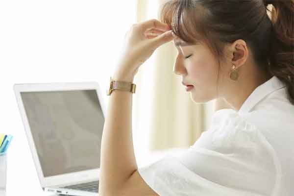 Nhìn người đàn ông khập khiễng đứng trước cửa, tôi cay xè mắt, vừa hận vừa thương-1