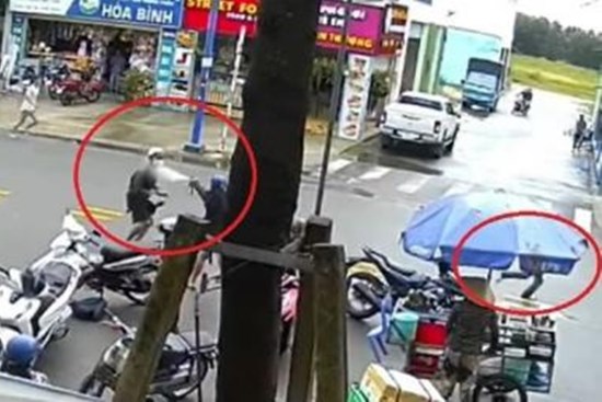 Đang trộm xe máy bị phát hiện, 'xế tặc' xịt hơi cay điên cuồng chống trả