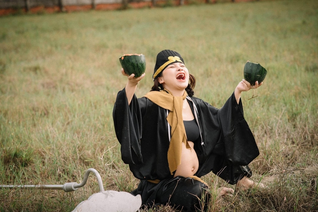 Mẹ bầu chơi trội hóa thân thành Trư Bát Giới tạo dáng ngạo nghễ giữa bãi cỏ, lan toả năng lượng tích cực cho các mẹ bầu-1
