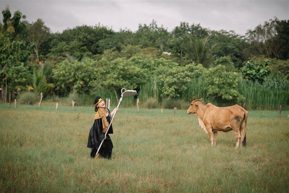 Mẹ bầu chơi trội hóa thân thành Trư Bát Giới tạo dáng ngạo nghễ giữa bãi cỏ, lan toả năng lượng tích cực cho các mẹ bầu-4