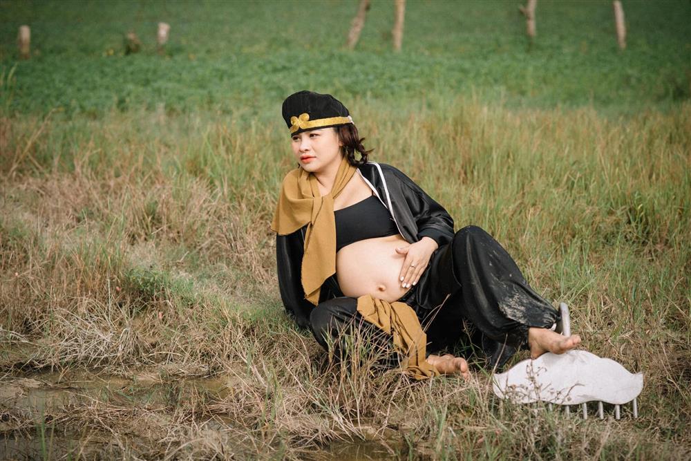 Mẹ bầu chơi trội hóa thân thành Trư Bát Giới tạo dáng ngạo nghễ giữa bãi cỏ, lan toả năng lượng tích cực cho các mẹ bầu-10