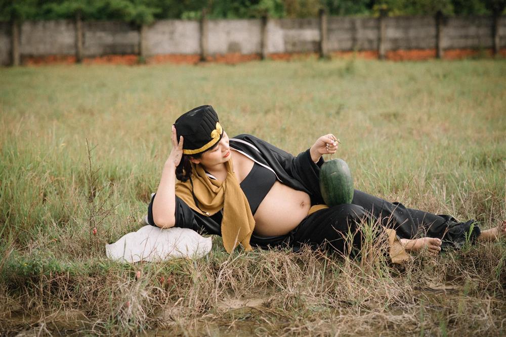 Mẹ bầu chơi trội hóa thân thành Trư Bát Giới tạo dáng ngạo nghễ giữa bãi cỏ, lan toả năng lượng tích cực cho các mẹ bầu-11