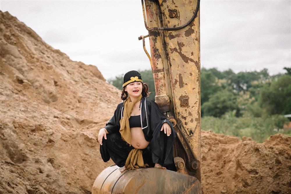 Mẹ bầu chơi trội hóa thân thành Trư Bát Giới tạo dáng ngạo nghễ giữa bãi cỏ, lan toả năng lượng tích cực cho các mẹ bầu-12