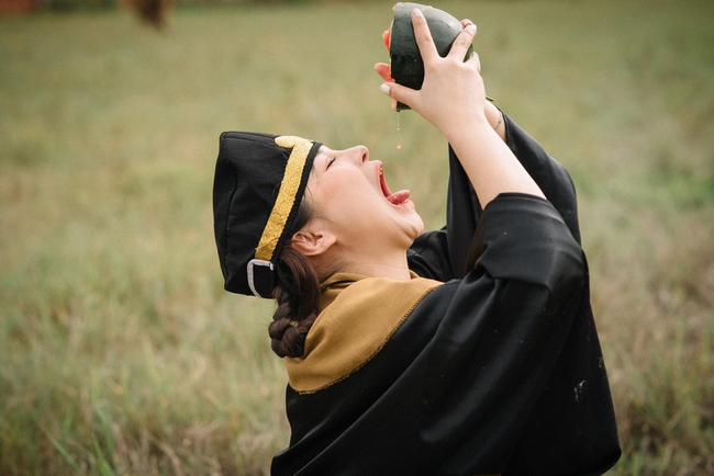 Mẹ bầu chơi trội hóa thân thành Trư Bát Giới tạo dáng ngạo nghễ giữa bãi cỏ, lan toả năng lượng tích cực cho các mẹ bầu-13