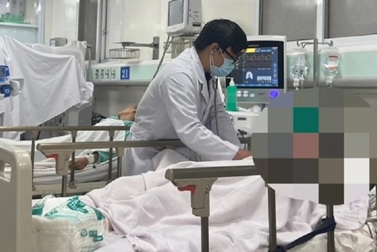 Uống rượu pha từ cồn rửa tay, nhiều người ở TP.HCM nhập viện