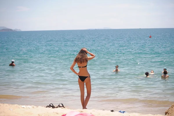 Sôi máu vì bắt gặp cảnh chồng đang mây mưa với bồ trên ghế ngay tại nhà mình khi về sớm hơn thường lệ-2