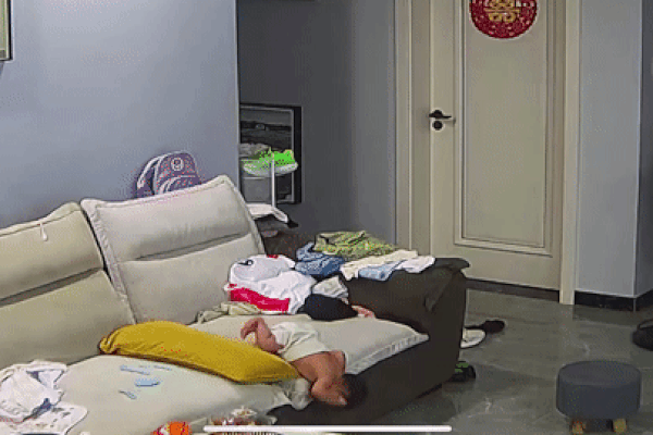 Người mẹ phản xạ siêu phàm cứu con trai rơi khỏi sofa